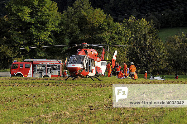 Rettungshubschrauber steht bereit zum Abtransport eines Patienten nach schwerem Verkehrsunfall auf der L 1213 zwischen Weilheim und Gruibingen  Baden-Württemberg  Deutschland  Europa