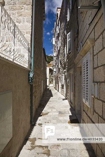 Schmale Gasse in der Altstadt von Dubrovnik  Ragusa  Dubrovnik-Neretva  Dalmatien  Kroatien  Europa