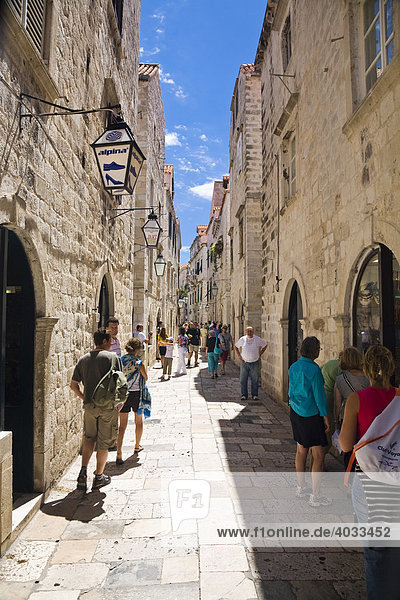 Schmale Gasse in der Altstadt von Dubrovnik  Ragusa  Dubrovnik-Neretva  Dalmatien  Kroatien  Europa