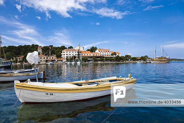 Boot im Hafen von Pomena  Insel Mljet  Dubrovnik-Neretva  Dalmatien  Kroatien  Europa
