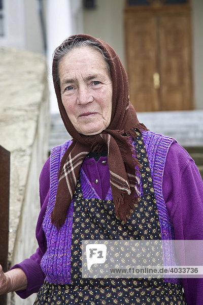 Portrait  Rumanian woman wearing a headscarf in Cernuc  Salaj  Transylvania  Rumania  Europe