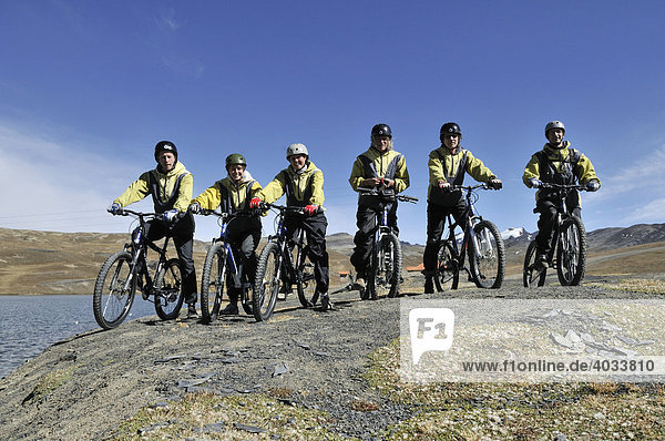 Gruppe von Mountainbikern  Deathroad  Altiplano  La Paz  Bolivien  Südamerika