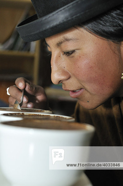Frau in traditioneller Kleidung beim Kaffee-Test im Labor  El Alto  La Paz  Bolivien  Südamerika