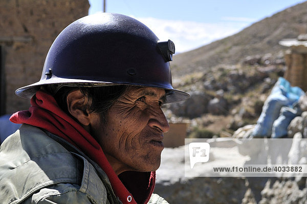 Portrait eines Minenarbeiters  Bergwerkszentrum Llallagua  Potosi  Bolivien  Südamerika
