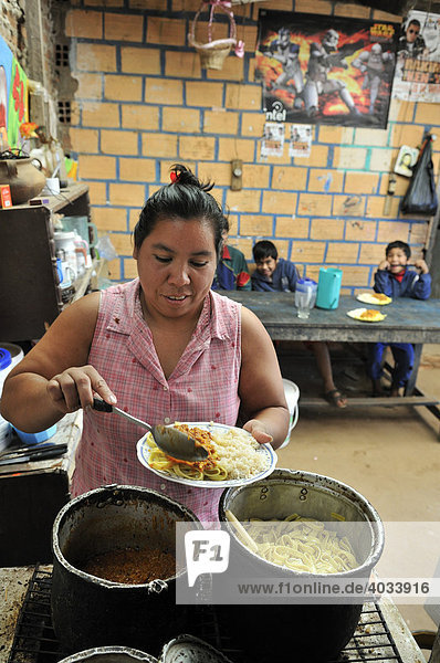 Mutter bereitet das Mittagessen für ihre Kinder  Armenviertel Plan 3000  Santa Cruz  Bolivien  Südamerika