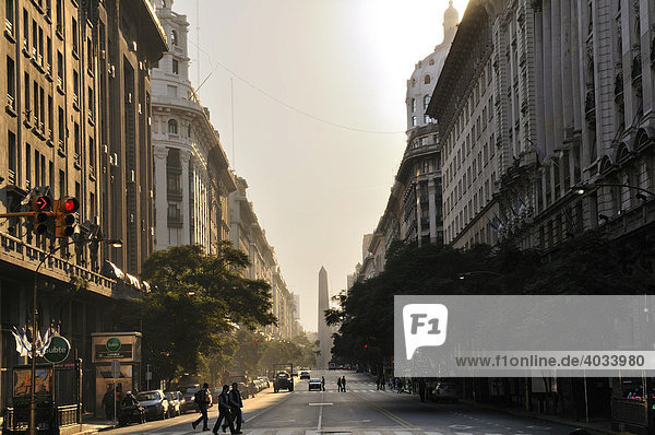 Avenida de Mayo und Obelisk  Buenos Aires  Argentinien  Südamerika