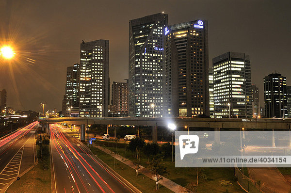 Moderne Wolkenkratzer  Sao Paulo Hilton Hotel bei Nacht  Stadtteil Morumbi  Sao Paulo  Brasilien  Südamerika