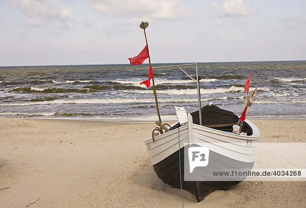 Fischerboot am Strand  Insel Usedom  Mecklenburg-Vorpommern  Deutschland  Europa