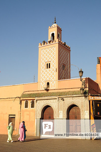 Kleine Moschee an der Place Djemma el-Fna  Gauklerplatz oder Platz der Gehenkten  Marrakesch  Marokko  Afrika