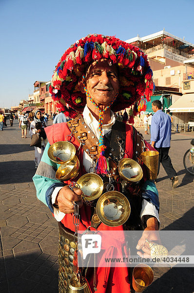 Wasserverkäufer auf der Place Djemma el-Fna  Gauklerplatz oder Platz der Gehenkten  Marrakesch  Marokko  Afrika