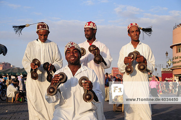 Straßenmusikanten auf der Place Djemma el-Fna  Gauklerplatz oder Platz der Gehenkten  Marrakesch  Marokko  Afrika