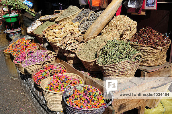 Gewürze auf dem Gewürzmarkt  Marrakesch  Marokko  Afrika