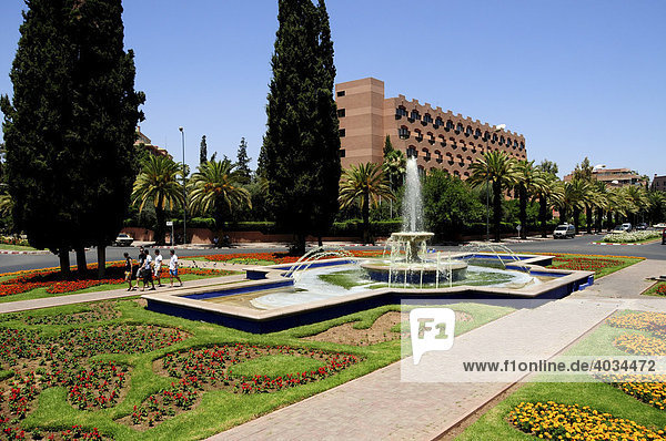 Moderner Platz in der Neustadt  Marrakesch  Marokko  Afrika