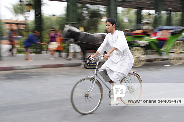 Mann auf Fahrrad  Marrakesch  Marokko  Afrika