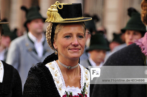Bayerin in Tracht auf dem traditionellen Trachtenumzug zum Oktoberfest München Bayern Deutschland Europa