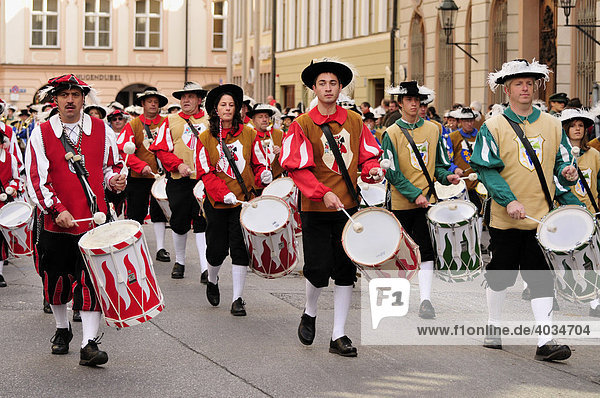Trachtengruppe auf dem traditionellen Trachtenumzug zum Oktoberfest  München  Bayern  Deutschland  Europa