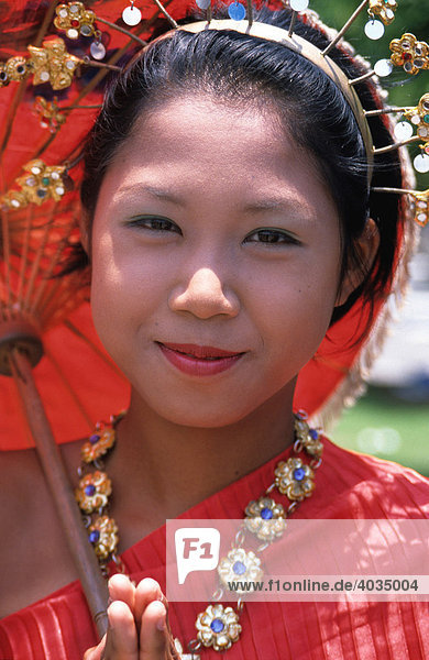 Junge Thailänderin in traditionellem Kostüm vor dem hinduistisch-buddhistischen Kloster Wat Arun  Bangkok  Thailand  Asien
