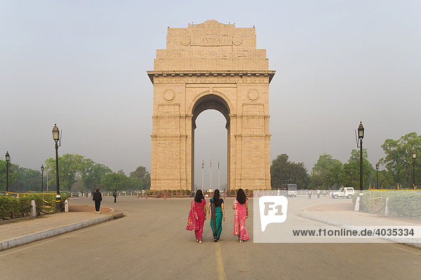 Indian women in front of the Amar Jawan Jyoti  India Gate  Delhi  India  South Asia