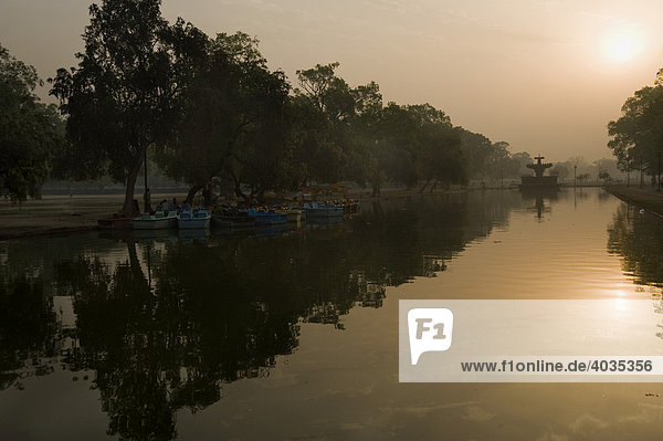 Sunrise over a pond near the Amar Jawan Jyoti  India  South Asia Gate  Delhi  India  South Asia