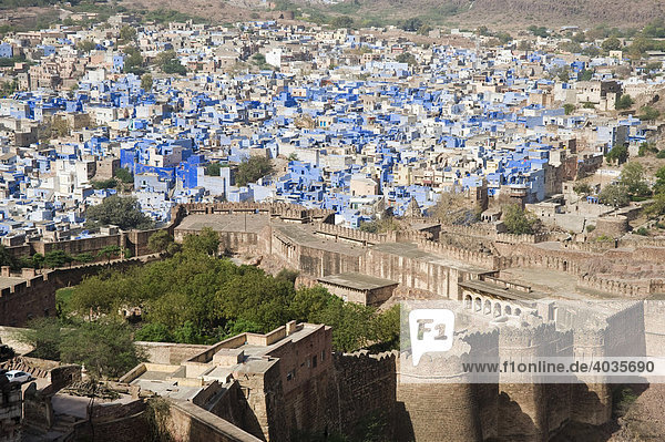 Jodphur  blau gemalte Häuser  Fort Mehrangarh im Vordergrund  Rajasthan  Indien  Südasien