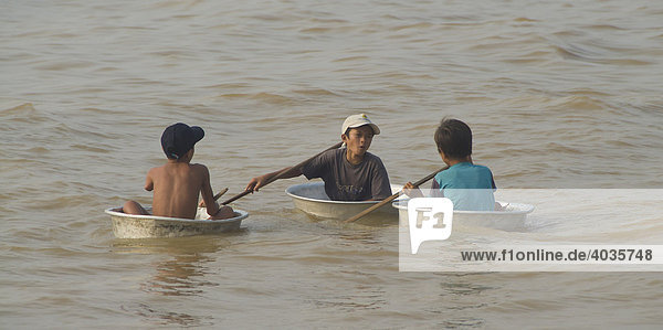 Schwimmendes Dorf  See Tonle Sap  kambodschanische Jungen treiben in einem Wasserbecken  Siem Reap  Kambodscha  Südostasien