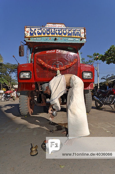 Hinduisitsche Zeremonie zur Fahrzeugweihe  Hampi  Karnataka  Indien  Südasien