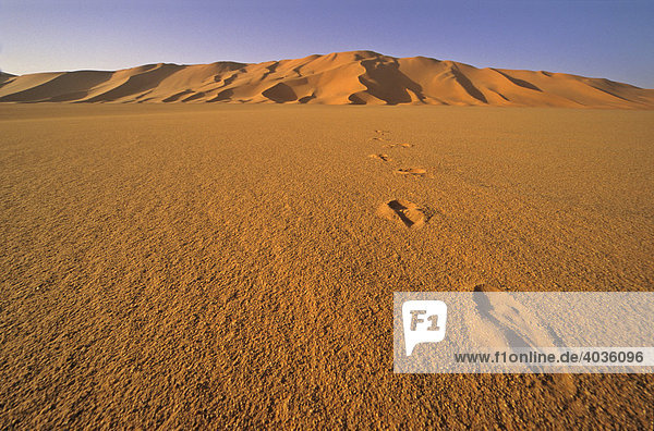Fußspuren im Sand  Sahara  Libyen  Afrika