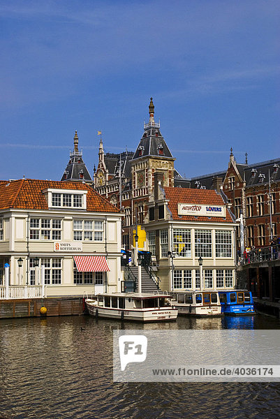 Bahnhof  Station Plein mit Hafen und Gebäude der Binnenschifffahrt  Amsterdam  Holland  Niederlande  Europa