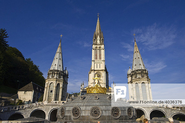 Rosenkranzbasilika und Basilika der unbefleckten Empfängnis  Lourdes  Pyrenees-Midi  Frankreich  Europa