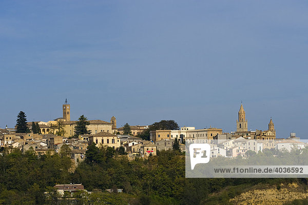 Stadtbild von Atri  Abruzzo  Abruzzen  Italien  Europa