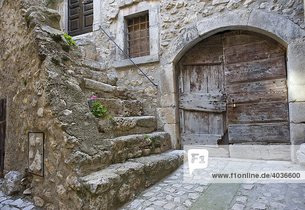 Alte Tür und Treppe in Hinterhof  Santa Stefano de Sessiano  Abruzzo  Abruzzen  Italien  Europa