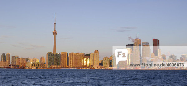 CN-Turm und Skyline von Toronto im Morgenlicht  Toronto  Ontario  Kanada