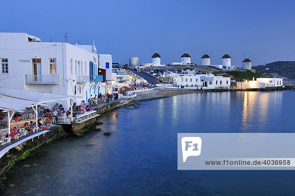 Restaurants mit Touristen in Little Venice und Windmühlen  Abendstimmung  Mykonos  Kykladen  Griechenland  Europa