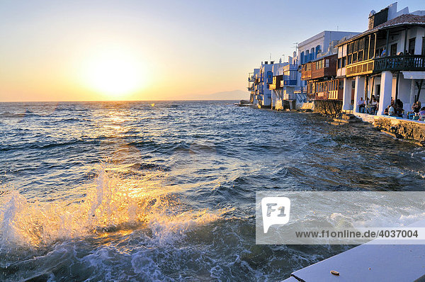 Sonnenuntergang  Brandung und spritzende Wellen am Strand vor Little Venice  Mykonos  Kykladen  Griechenland  Europa