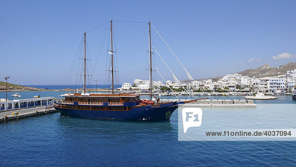 Segelschiff 3-Master im Hafen von Naxos  Kykladen  Griechenland  Europa