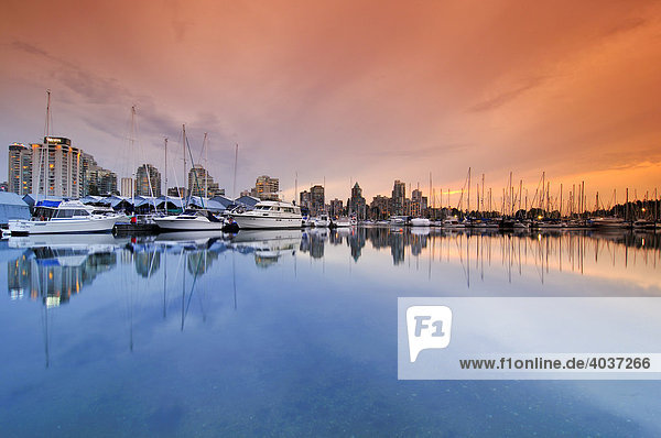 Yachthafen und Skyline vor Coral Harbour Vancouver  British Columbia  Kanada  Nordamerika