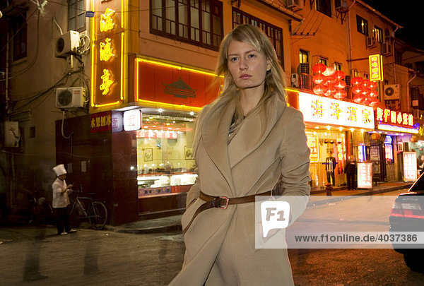 Junge Frau in Ausgehviertel  Nachtaufnahme  Shanghai  China  Asien