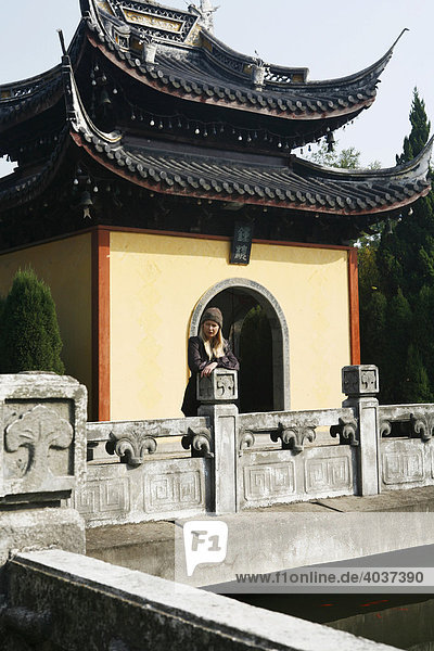 Junge Frau vor Tempelanlage  Suzhou  China  Asien
