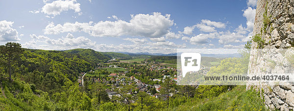 Blick über den Ort Pitten von der Burg aus  Pitten  Niederösterreich  Österreich  Europa