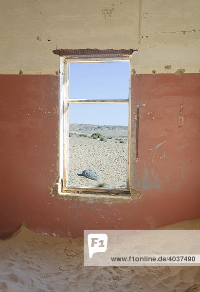 Mit Sand gefüllte Innenräume der Hausruinen in Kolmanskuppe  Namibia  Afrika