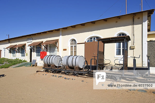 Ehemaliger Kaufladen und Eisenbahn in Kolmanskuppe  Namibia  Afrika