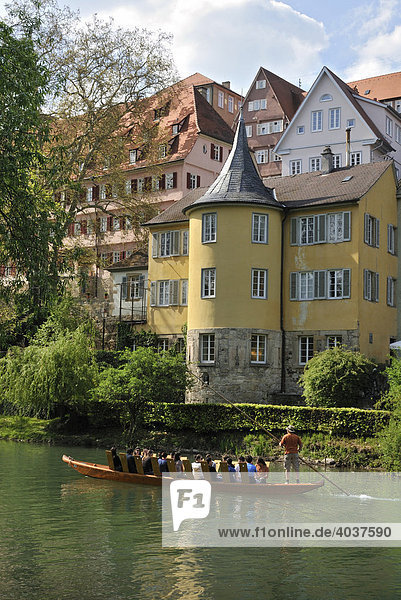 Stocherkahn auf dem Neckar  hinten der Hölderlinturm  Tübingen  Baden-Württemberg  Deutschland  Europa