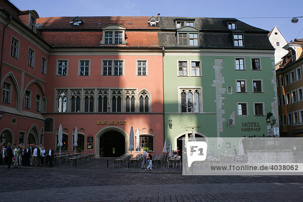 Morgenstimmung vor dem Dom  Regensburg  UNESCO Weltkulturerbe  Oberpfalz  Bayern  Deutschland  Europa
