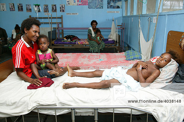 Frau mit Kleinkind am Krankenbett ihrer Tochter  Krankenhaus  Butaweng  Papua Neuguinea  Melanesien