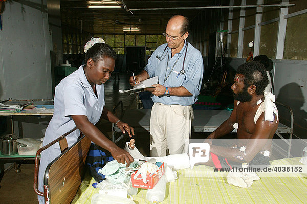 Arzt-Visite im Krankenhaus  Butaweng  Papua Neuguinea  Melanesien