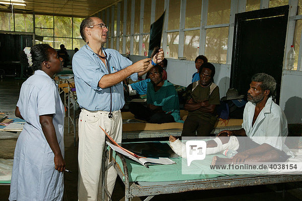 Arzt-Visite im Krankenhaus  Butaweng  Papua Neuguinea  Melanesien