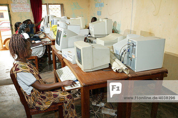 Junge Frauen im einem Computerraum  Frauenbildungszentrum  Bamenda  Kamerun  Afrika