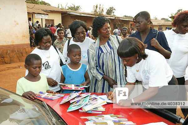 Frauen verteilen Schulmaterial an Schulkinder  Frauenbildungszentrum  Bamenda  Kamerun  Afrika