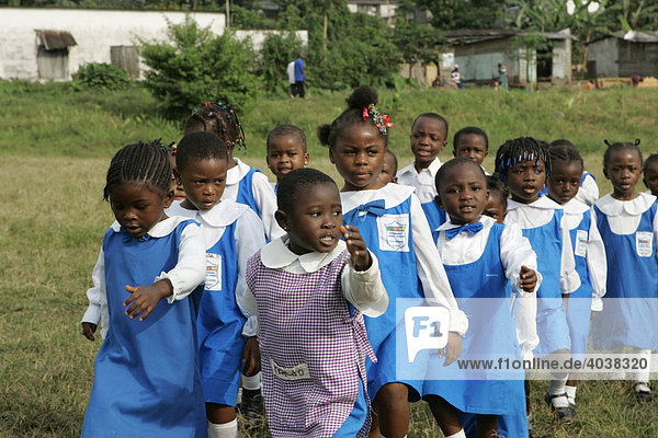 Vorschulkinder in Uniform beim morgendlichen Exerzieren  Buea  Kamerun  Afrika