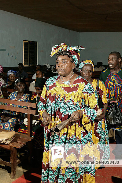 Frauen  während des Gottesdienstes  Manyemen  Kamerun  Afrika